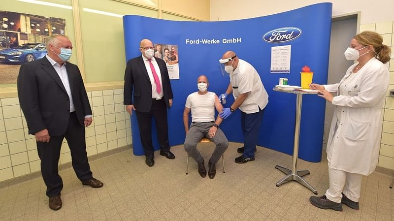 Minister Altmaier zu Besuch im Ford Impfzentrum in Saarlouis